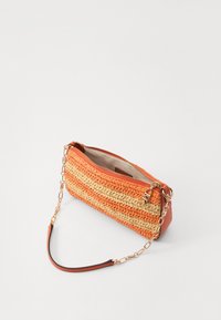 Sac à main tissé en orange et beige, avec une fermeture éclair et un accent en chaîne dorée avec une bandoulière en cuir. Surface texturée, forme allongée.