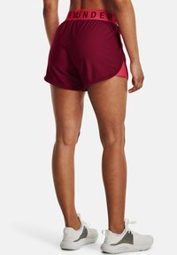 Burgunderfarbene Sportshorts mit einem rosa Bund und seitlichem Einsatz, aus leichtem Stoff und mit einem leicht geschwungenen Saum.