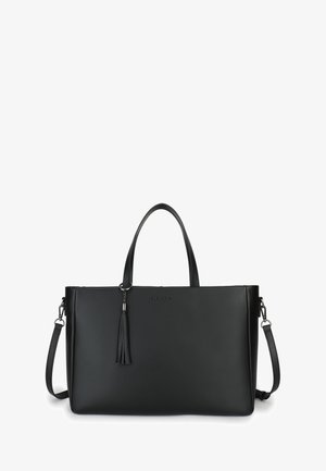 Svart skinnväska med slät yta, utrustad med avtagbar rem, tofsdetalj och en präglad logotyp på framsidan. Rektangulär form.