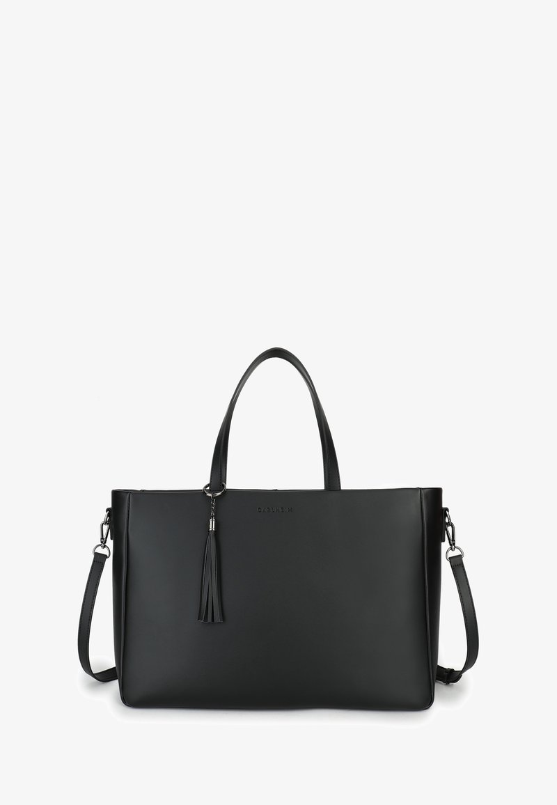 Zwarte leren boodschappentas met een gladde textuur, voorzien van een afneembare riem, kwastaccent en een logo dat op de voorkant is gegraveerd. Rechthoekige vorm.