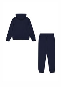 Set di tuta blu navy composto da una felpa con cappuccio e tasca a marsupio, accompagnato da pantaloni con vita elasticizzata. Tessuto morbido con polsini a coste.