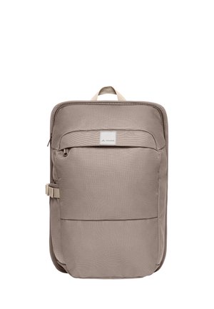 Sac à dos rectangulaire beige avec poche avant zippée, boucle latérale, poignée supérieure et écusson logo Vaude sur le panneau avant.