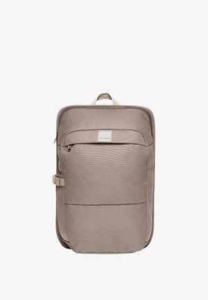 Rechteckiger beiger Rucksack mit vorne liegender Reißverschlusstasche, seitlicher Schnalle, Tragegriff oben und Vaude-Logoaufnäher auf der Vorderseite.