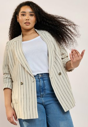 Gestreifter beiger Blazer mit doppelter Knopfverschluss, kombiniert mit einem weißen T-Shirt und hochgeschnittenen Jeans. Strukturierter Stoff, lockere Passform.