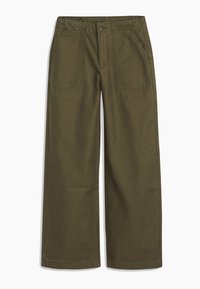 Pantaloni a gamba larga verde oliva con tasche a toppa frontali, chiusura con bottone e passanti per la cintura, esposti piatti su uno sfondo bianco.