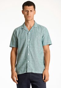 Korte mouwen, knoopsluiting shirt in een lichtgroene linnenmix. Heeft een subtiel textuurpatroon en een met een inkeping geknipte kraag.