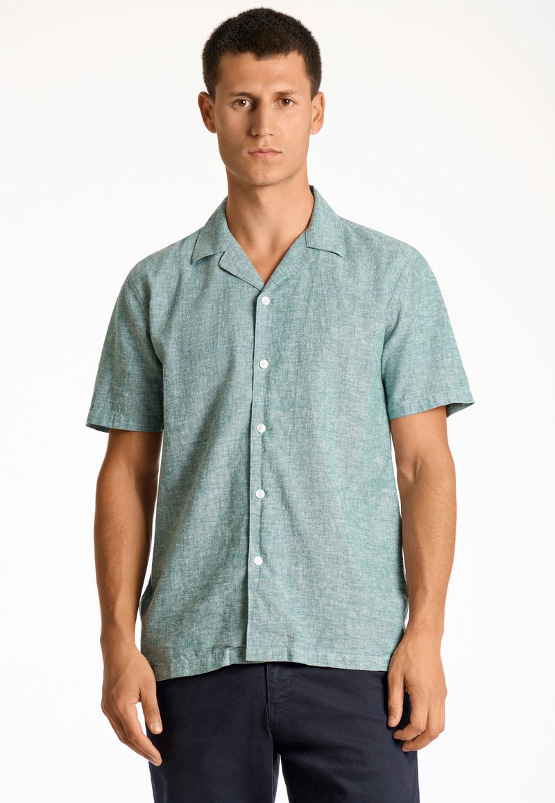 Korte mouwen, knoopsluiting shirt in een lichtgroene linnenmix. Heeft een subtiel textuurpatroon en een met een inkeping geknipte kraag.