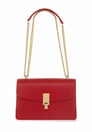 Czerwona skórzana torebka na ramię z klapą, złotymi elementami i łańcuszkowym paskiem. Posiada fakturowaną powierzchnię i prostokątny kształt.