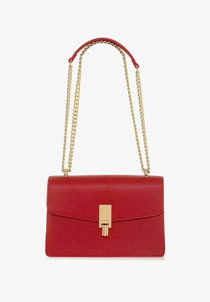 Czerwona skórzana torebka na ramię z klapą, złotymi elementami i łańcuszkowym paskiem. Posiada fakturowaną powierzchnię i prostokątny kształt.