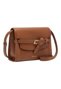 Hnědá kožená kabelka přes rameno s klopou na zavírání, zdobená zlatým přezkou a odnímatelným popruhem. Hladká textura a minimalistický design.