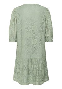 Pitkähihaista pitsimekkoa vaaleanvihreänä, jossa on kukkakuvioita, lyhyet puffihihat ja levenevä helma. Kankaan rakenne on kevyt ja ilmava.