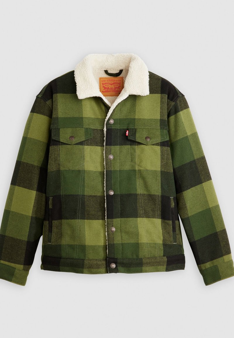 Groene geruite jas met een sherpa-kraag, voorzien van metalen knopen, twee borstzakken en zijzakken; gemaakt van een wollen mix.