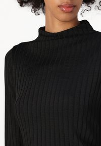 Good American VICTORIAN FUNNEL NECK - Μπλούζα με μακριά μανίκια - black
