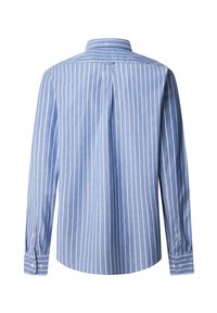 Camisa de manga larga azul claro con rayas verticales blancas, con cuello botón y un pliegue central en la parte trasera. Los puños tienen detalles de botones.