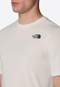 The North Face FOUNDATION MOUNTAINS FACES - Camiseta estampada - white dune