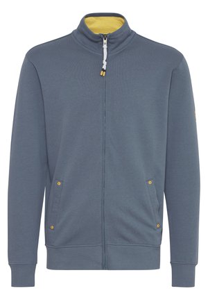 Modra zip-up jakna z visokim ovratnikom in rumeno notranjostjo. Ima dva stranska žepa z rumenimi dodatki in rebraste manšete.