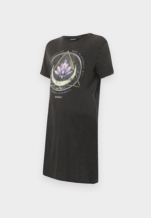Vestido t-shirt preto com um gráfico de flor de lótus em roxo e branco, com desenhos geométricos e texto na parte da frente. Mangas curtas, decote redondo.