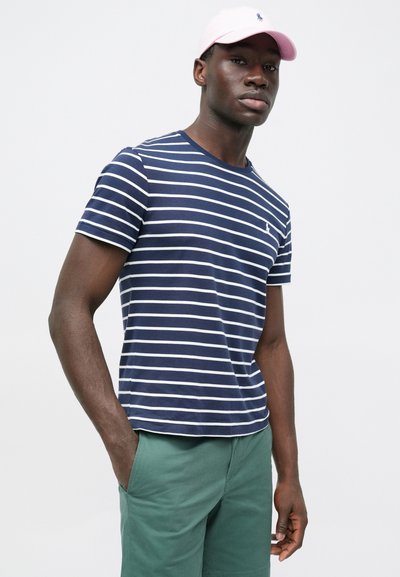 Κοντομάνικη μπλούζα με ναυτικό και λευκό ριγέ μοτίβο, κατασκευασμένη από βαμβάκι, με στρογγυλή λαιμόκοψη και μικρό λογότυπο στο αριστερό στήθος.