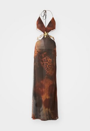 Robe maxi transparente avec un col halter, motif abstrait marron et orange, quincaillerie dorée à la taille et silhouette fluide.