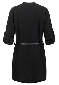 Zwarte jurk tot de knie met driekwart mouwen, een riem op de taille en een gestructureerde stof, weergegeven vanaf de achterkant.