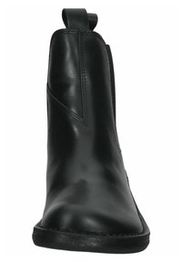 Stivale alla caviglia in pelle nera con texture liscia, pannelli elastici laterali, punta rotonda e linguetta sul retro. Suola piatta in gomma.
