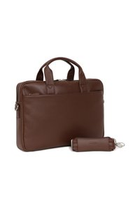 Bruine leren laptoptas met dubbele handgrepen, ritsluiting en een afneembare bijpassende sleutelhanger. Gladde textuur en minimalistisch ontwerp.