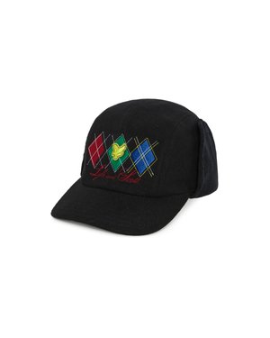 Gorra negra con visera plana, con patrones de diamantes coloridos en rojo, verde y azul, y "Vida y Deporte" bordado en rojo.