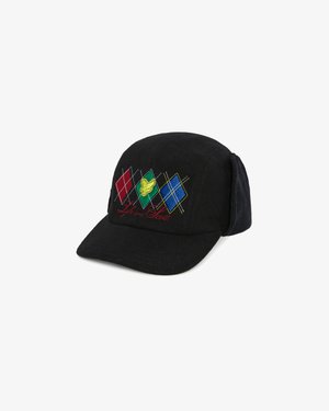 Gorra negra con visera plana, con patrones de diamantes coloridos en rojo, verde y azul, y "Vida y Deporte" bordado en rojo.