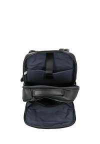 Mochila de cuero negro con apertura con cremallera. El interior presenta un forro azul oscuro, dos compartimentos y una correa para asegurar los objetos.