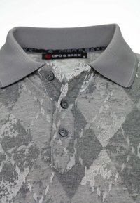 Polo shirt grigio in tessuto a maglia con motivo a rombi, con parziale di tre bottoni e colletto testurizzato, marchiato con l'etichetta Cipo & Baxx.
