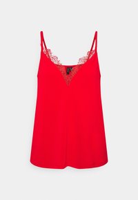 Camisole rouge avec bretelles ajustables, décolleté en V et délicats détails en dentelle le long du bord supérieur. Tissu doux avec une texture lisse.
