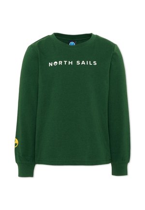 Camisa de manga larga verde oscuro con el texto "NORTH SAILS" en el pecho y un pequeño logo circular amarillo en la manga izquierda.