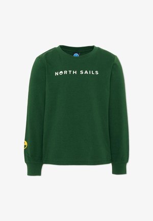 Camisa de manga larga verde oscuro con el texto "NORTH SAILS" en el pecho y un pequeño logo circular amarillo en la manga izquierda.