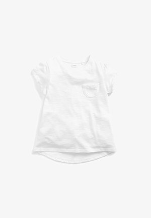 T-shirt bianco in cotone con maniche corte texturizzate, caratterizzato da un bordo in pizzo floreale e una piccola tasca frontale. Orlo arrotondato, vestibilità casual.