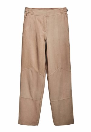 Beige brede benbukser lavet af blødt stof, med frontlommer og en glat tekstur, samt synlige detaljer ved knæene.