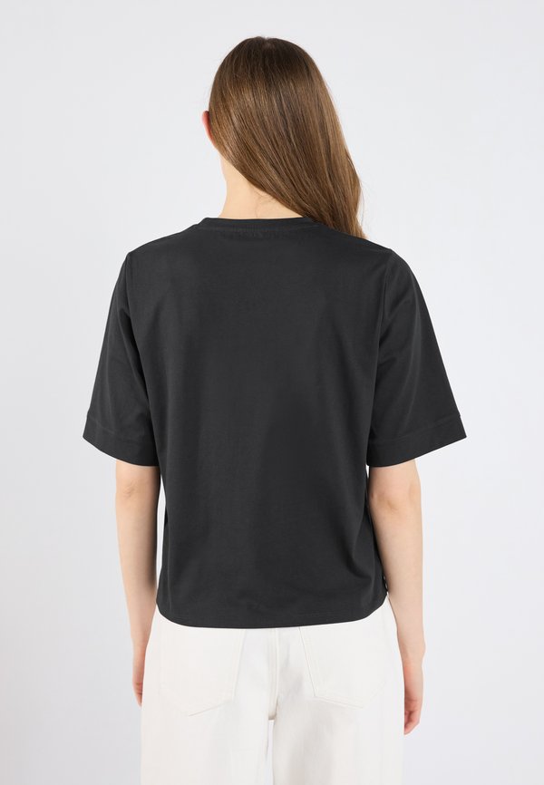 Basic T-shirt - moonless night3