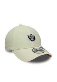 Gorra beige con un logo de los Raiders bordado en la parte frontal, visera curva y correa ajustable en la parte posterior. Textura de tela suave.