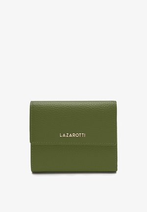Portefeuille en cuir vert avec une surface texturée, arborant un logo doré "LAZAROTTI" à l'avant, conçu avec une fermeture à rabat.