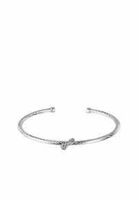 Bracciale in argento con design a corda attorcigliata e dettaglio centrale a nodo. Texture liscia con finitura lucida. Forma aperta.