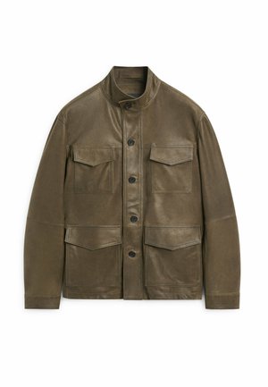 Giacca di pelle marrone con colletto alla coreana, quattro tasche anteriori con patta e chiusura con bottoni al centro, distesa su uno sfondo bianco.