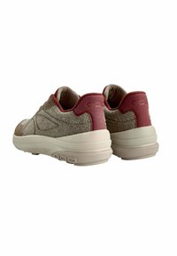 Ein Paar beigen und kastanienbraunen Sneakers mit strukturiertem Obermaterial und dicken weißen Sohlen, von hinten und leicht zur Seite betrachtet.