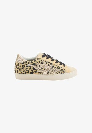 Zapatillas deportivas de ante con estampado de leopardo, detalles de purpurina, cordones negros y suela de goma color crema. Superficie texturizada con elementos de diseño audaces.