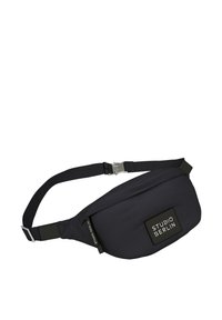 Marsupio in tessuto nero con superficie liscia, cinturino regolabile e una patacca del logo in evidenza etichettata "STUDIO BERLIN." Presenta un design elegante e minimalista.