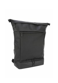 Mochila negra de parte superior enrollable con un exterior liso y un panel frontal texturizado. Presenta un cierre de cremallera en la parte superior y un cierre ajustable de cordón en la base.