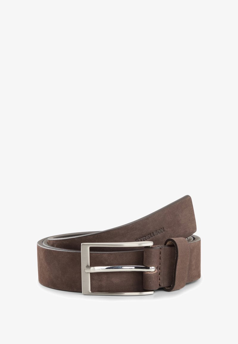 Brauner Wildledergürtel mit einer silbernen Metallschließe und Schlaufe. Verfügt über eine glatte Textur und ein elegantes, minimalistisches Design.