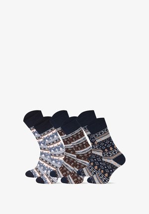 Zestaw czterech wzorzystych skarpetek z geometrycznymi wzorami w odcieniach granatu, brązu i niebieskiego, z kontrastującymi ciemnymi mankietami i palcami.