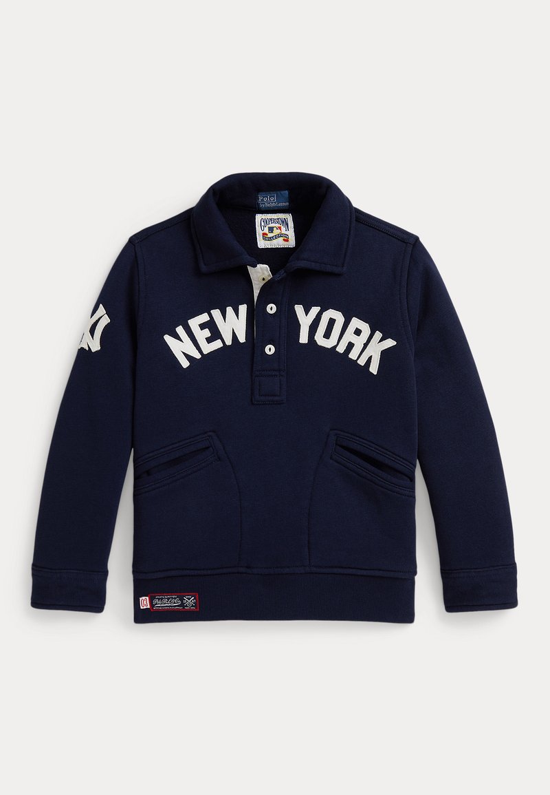 Námornícky modrý pulóver so stodňou s golierom, na ktorom je v bielej farbe nápis "NEW YORK", dve predné vrecká a malá nášivka na spodnom leme.