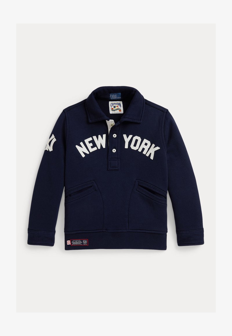 Pulover s kapuco v temno modri barvi z ovratnikom, z napisom "NEW YORK" v belem, dvema sprednjima žepoma in majhnim logotipom na robu.