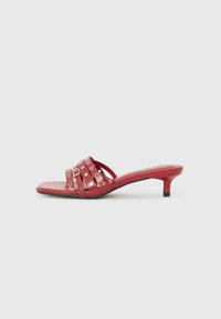 Unselected, dark red