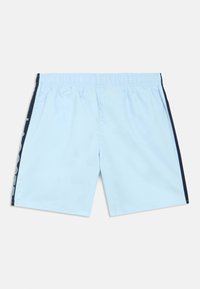 Világoskék fürdőnadrág rugalmas derékszalaggal, fekete oldalpanelekkel, amelyeken a "LA COSTE" felirat olvasható, és sima textúrájú.